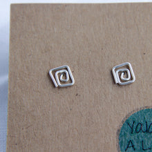 Load image into Gallery viewer, Swirly square flow stud earrings