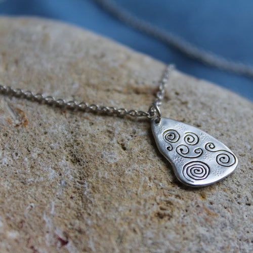 Swirling sandy necklace on 45cm chain